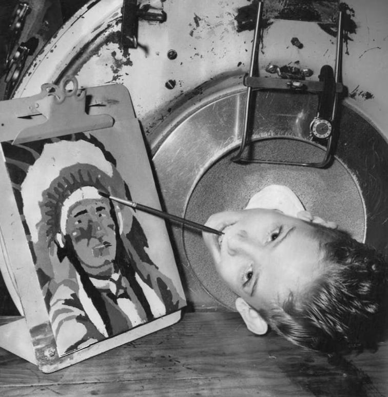 Paul Alexander, el hombre del pulmón de acero pintando cuando niño. Créditos: The Guardian