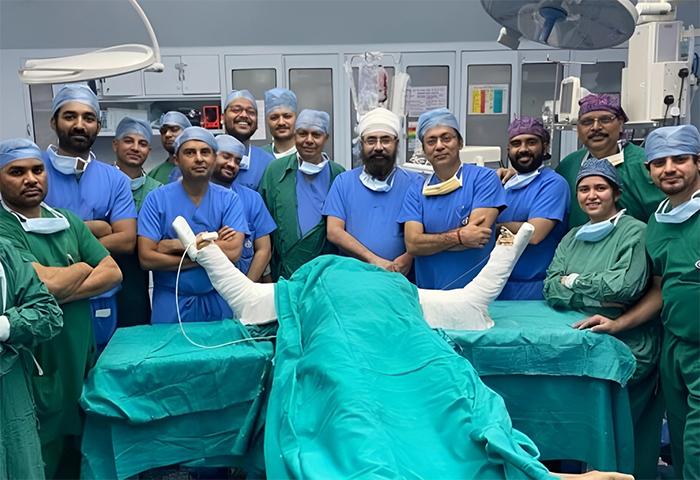 Equipo médico de la cirugía del pintor. Créditos: ATLAS