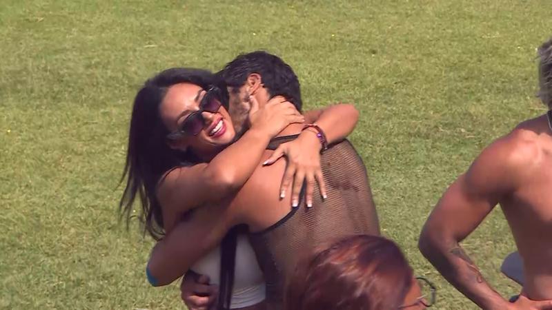 Jhonatan Mujica abraza a Pamela Díaz en su retorno a Tierra Brava