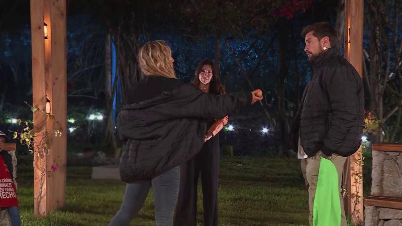 Dani Castro le pasa dos huevos a Luis Mateucci