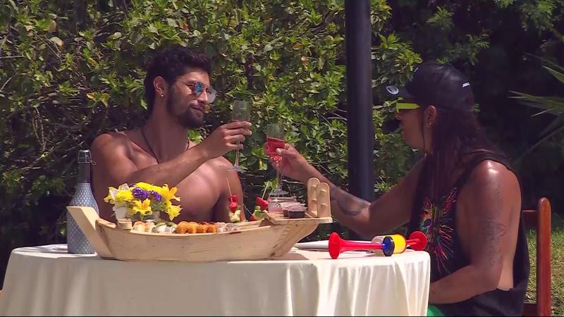 Botota Fox y Jhonatan Mujica brindan en Tierra Brava antes de la interrupción de Pamela Díaz