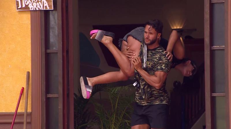 Instrucción militar en Tierra Brava sin Pamela Díaz