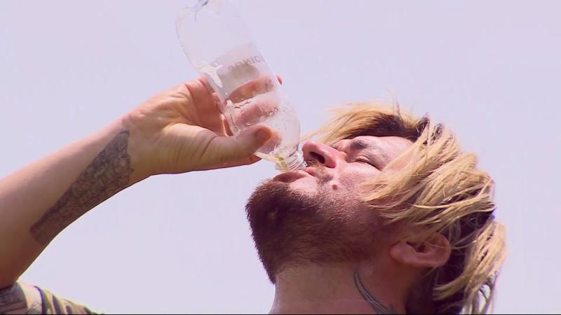 Junior Playboy bebe orina en Tierra Brava