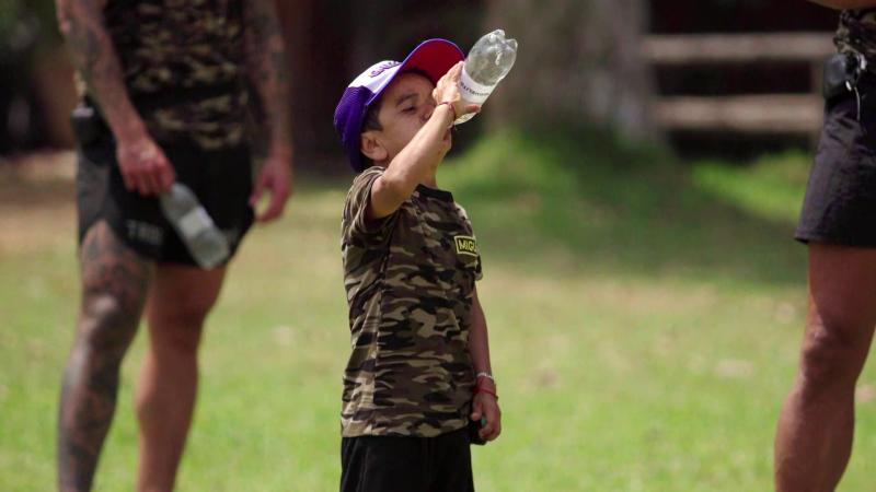 Miguelito bebe orina en Tierra Brava