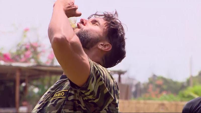 Fabio Agostini bebe orina en Tierra Brava