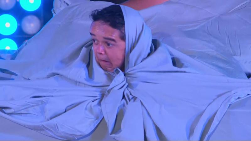 Miguelito se tapa con sábanas en Tierra Brava