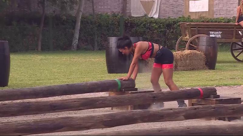 Pamela Díaz cae de bruces en el tronco de Tierra Brava