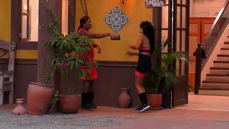 Botota le tira el vaso de agua a Pamela