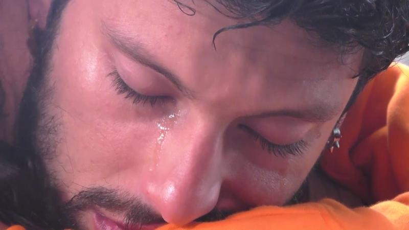 Jhonatan Mujica llora en el hombro de Pamela Díaz en Tierra Brava