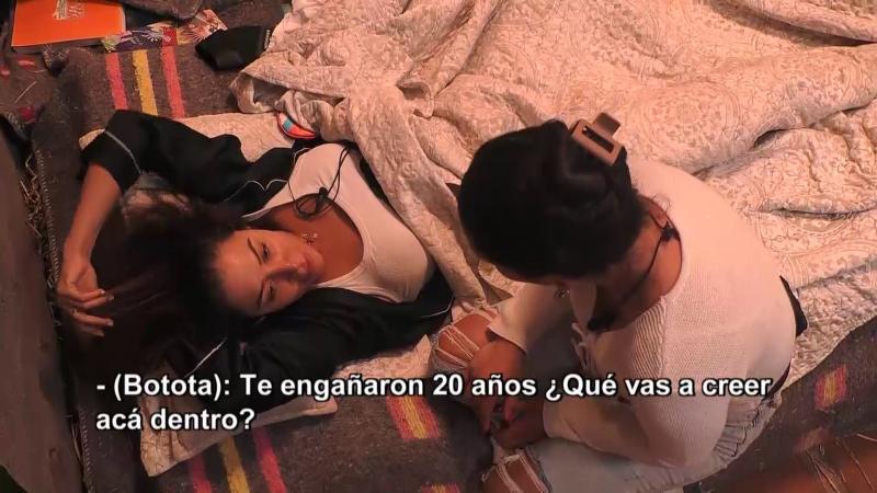 Daniela Aránguiz y Chama conversando mientras Botota ataca con comentarios