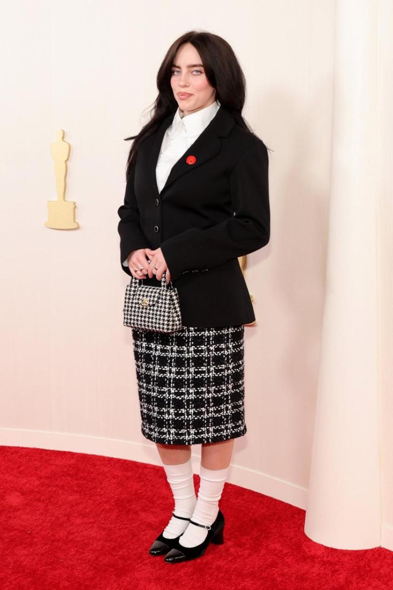 Billie Eilish en la alfombra roja de los Premios Oscar 2024. (Getty)