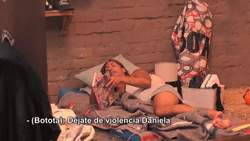 Botota le grita a Daniela Aránguiz en Tierra Brava