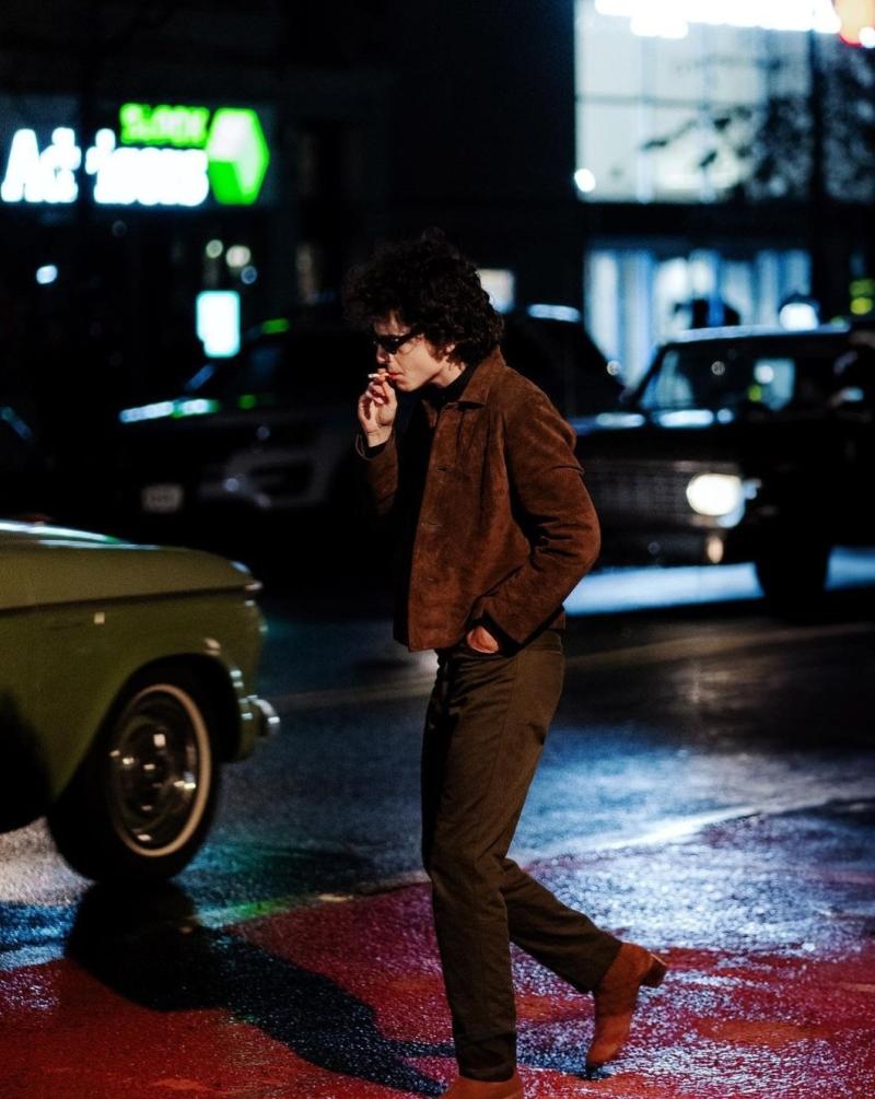 Timothée Chalamet interpretando a Bob Dylan - Créditos: @timotheeupdates