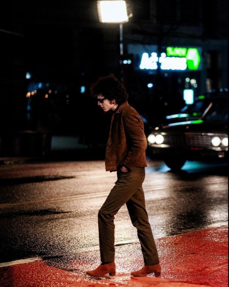 Timothée Chalamet interpretando a Bob Dylan - Créditos: @timotheeupdates