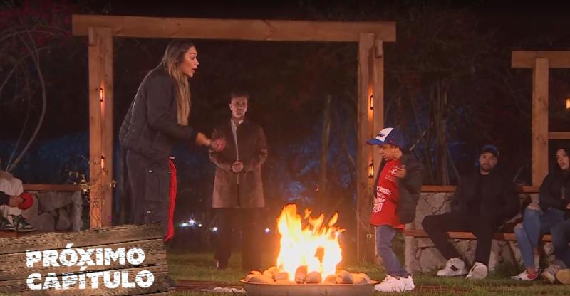 Miguelito baila y le hace burlas a Chama