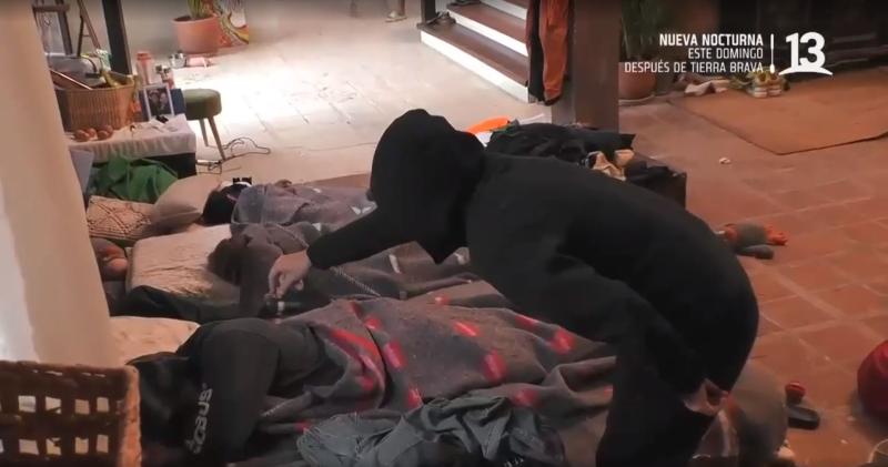 Junior Playboy haciendo ritual a Nico Solabarrieta