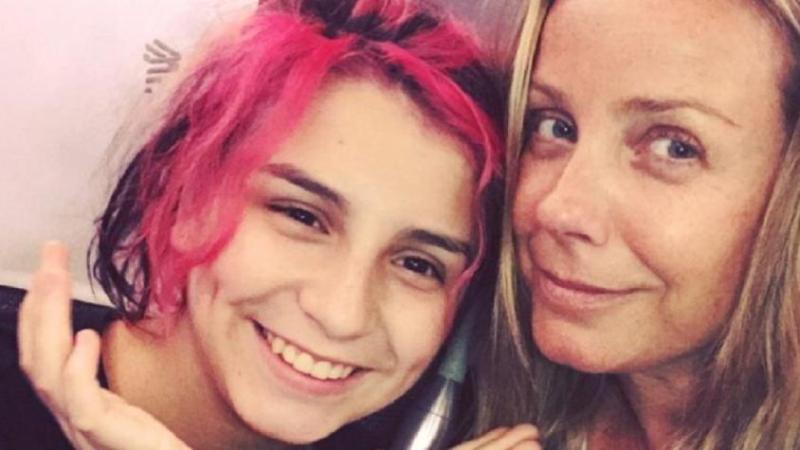 Hija de Claudia Conserva pinta los muros de su hogar