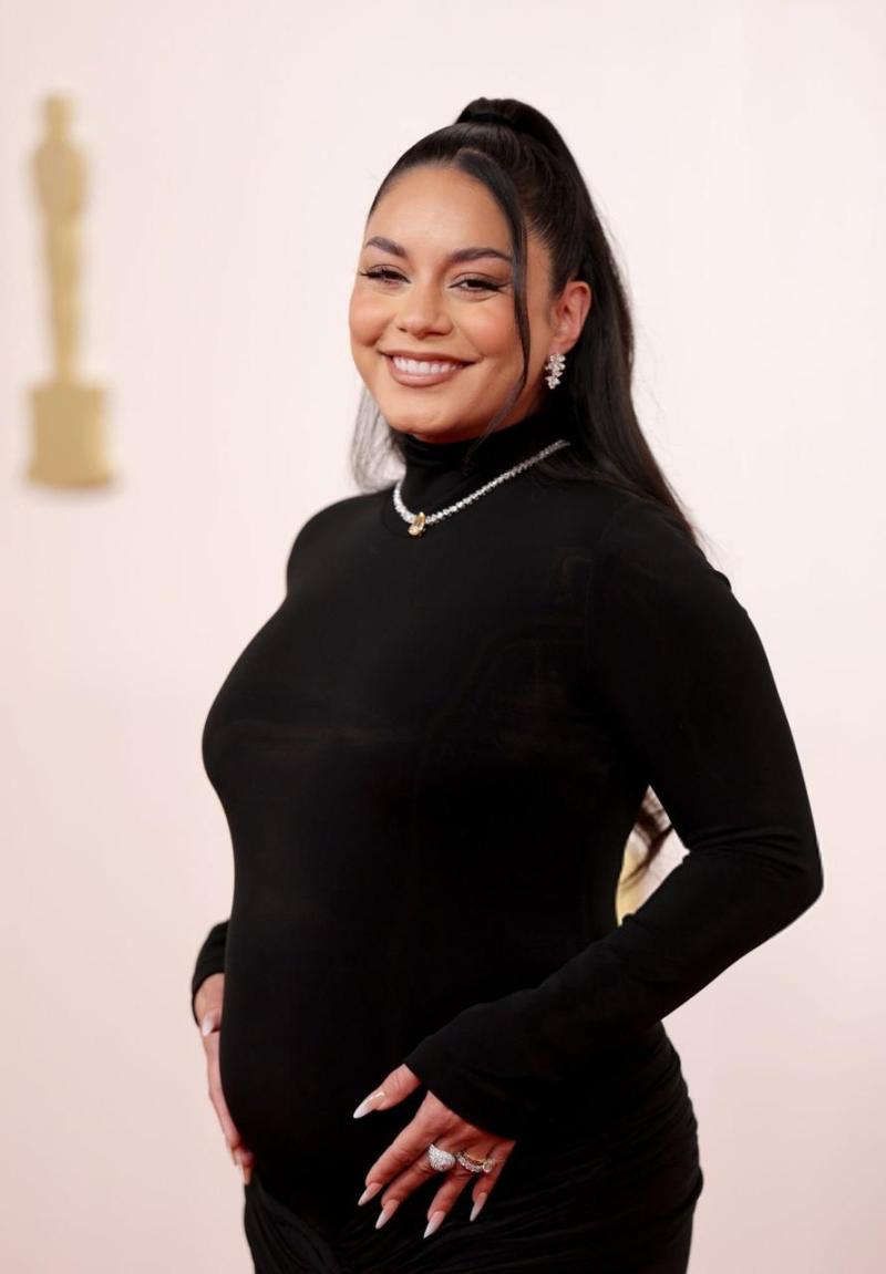 Vanessa Hudgens sorprendió a todos en la alfombra roja de los Premios Oscar 2024 tras revelar que está embarazada,