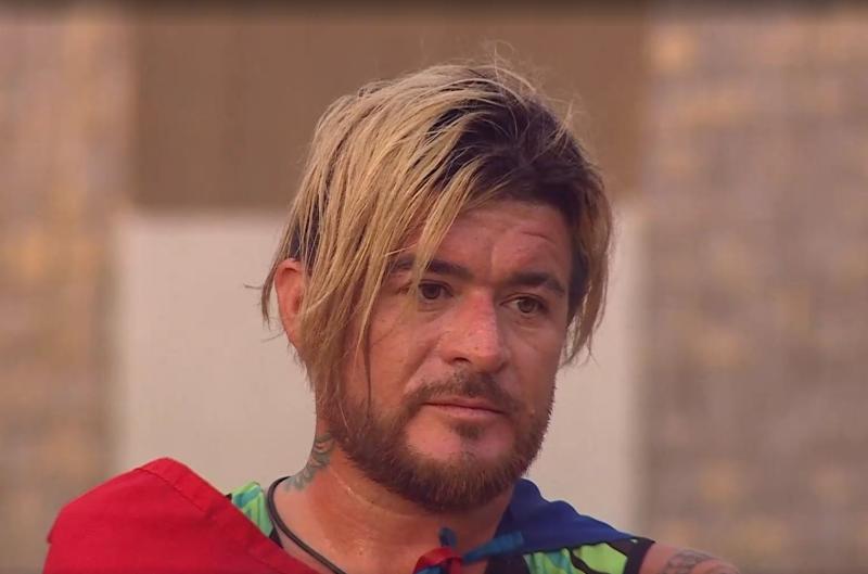 Junior Playboy, molesto, se queda callado