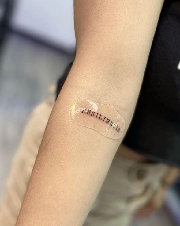 Los tatuajes de palabras son lo último en tendencia