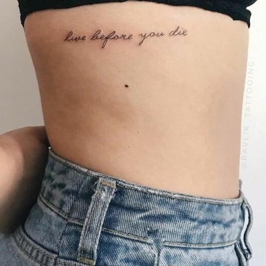Los tatuajes de palabras son lo último en tendencia