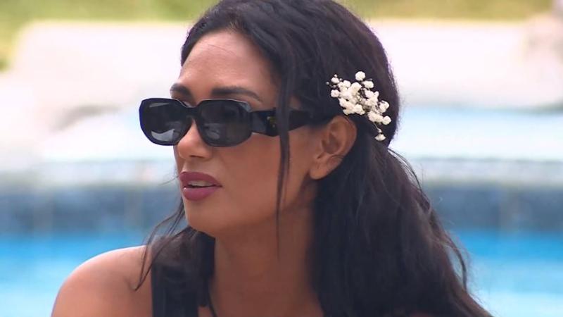 Pamela Díaz respondiendo