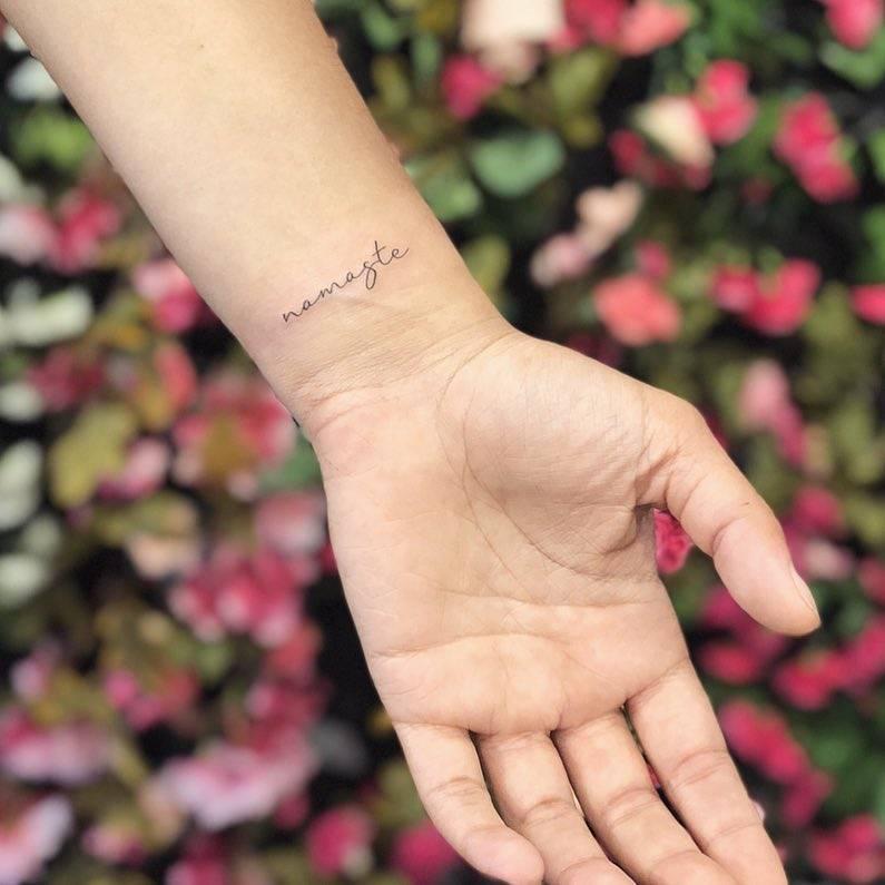 Los tatuajes de palabras son lo último en tendencia