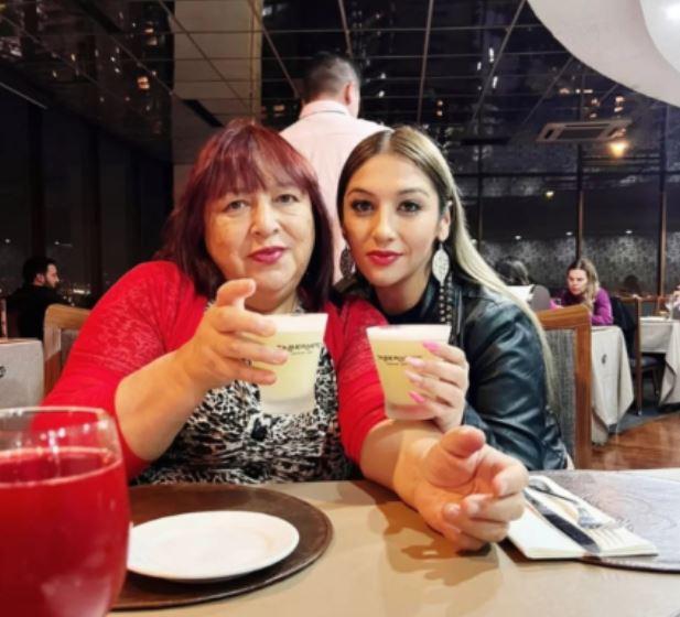 Locutora Constanza Saavedra junto a su madre María Flores