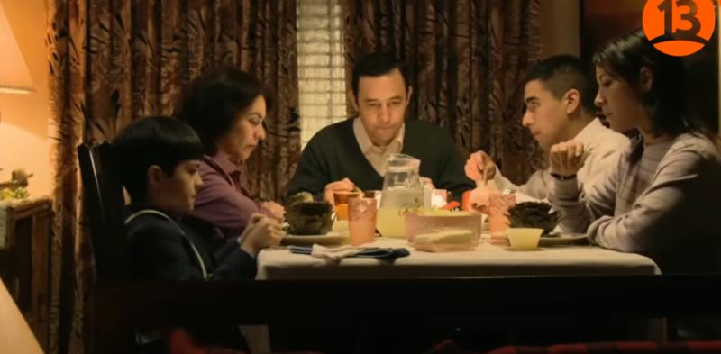 Elenco de 'Los 80', en la famosa escen de 'El charchazo', protagonizada por Daniel Muñoz y Tomás Verdejo