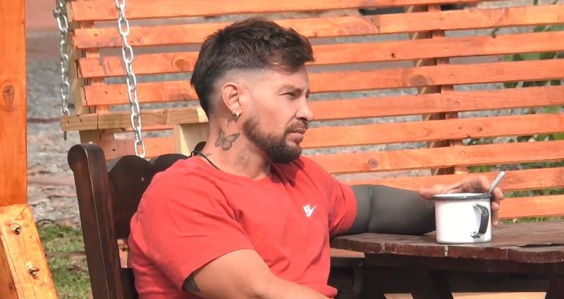 Luis escuchando y aconsejando a Daniela Aránguiz