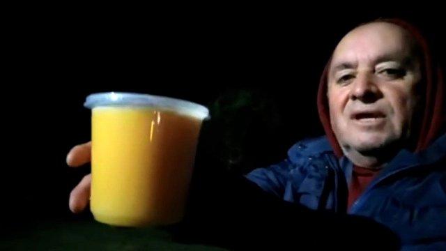 Ex notero de 'Viva el Lunes', Pato Oñate con su emprendimientos de miel en Chiloe.