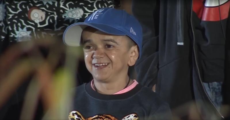 Miguelito mirando a Chama por primera vez