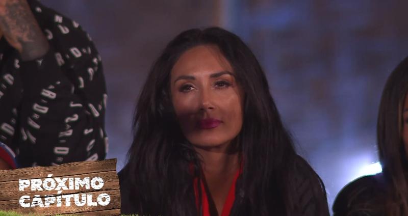 Pamela mirando a Jhonatan y Fabio