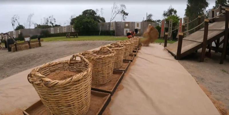 Pamela Díaz buscando entre la arena