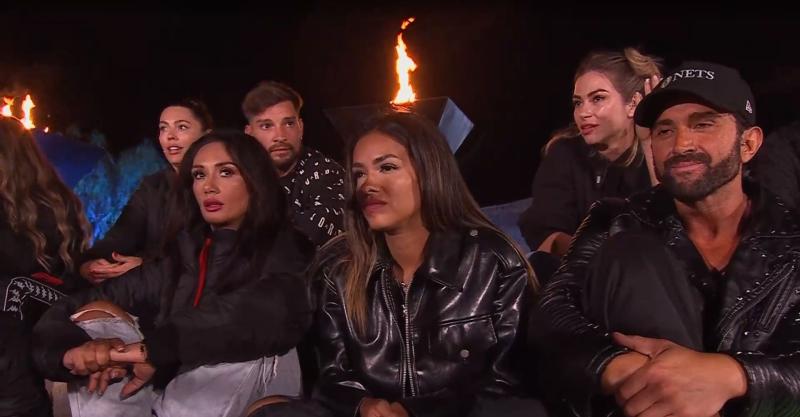 Pamela escuchando a Fabio