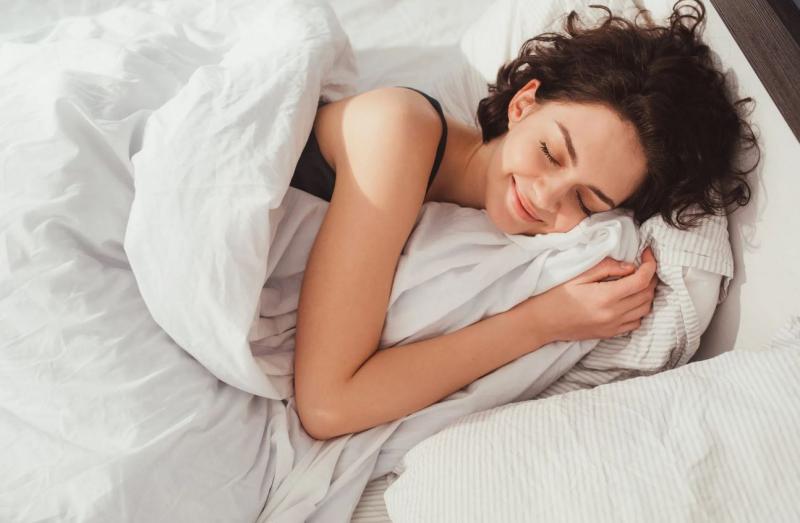 Experta explica qué significa soñar que te enamoras de un amigo