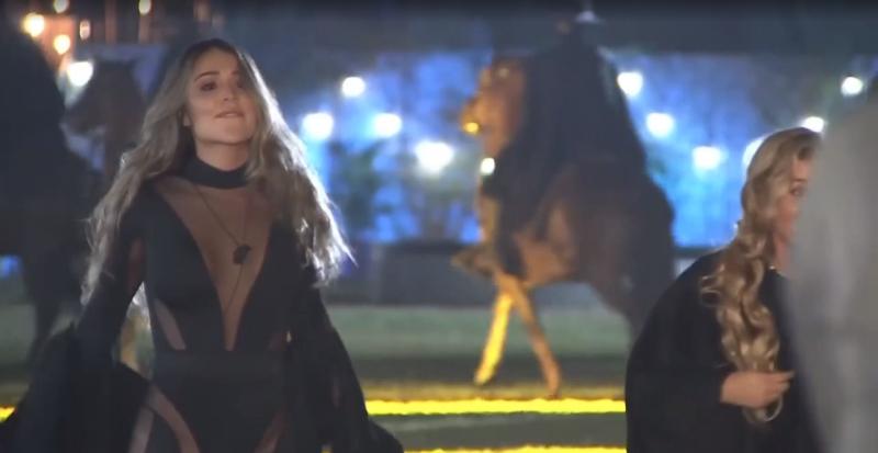 Chama se quita la capucha