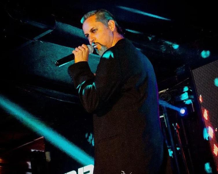 Sebastián Longhi como doble oficial de Miguel Bosé | Instagram