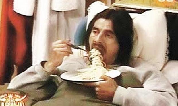 Coca comiendo fideos en reality La Granja Vip