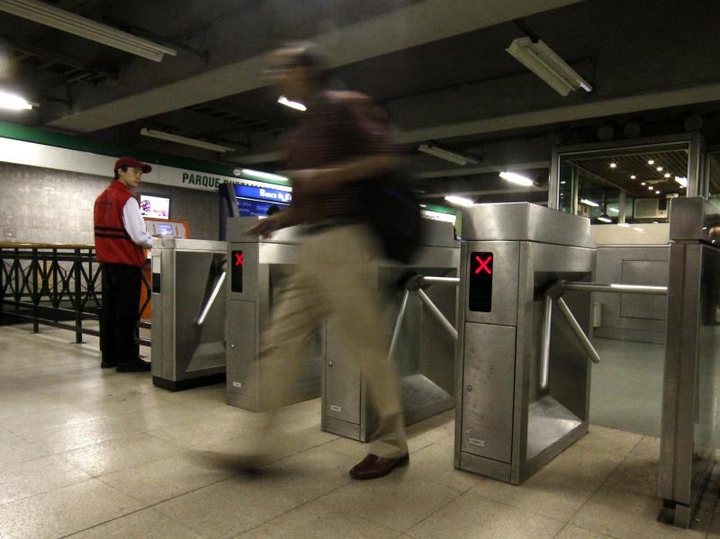 Metro de Santiago busca trabajadores - Créditos: Agencia Uno