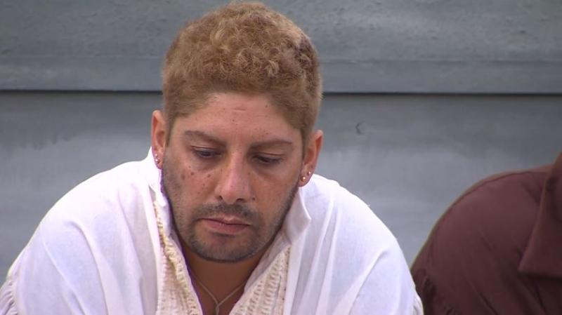 Botota escuchando a Oriana