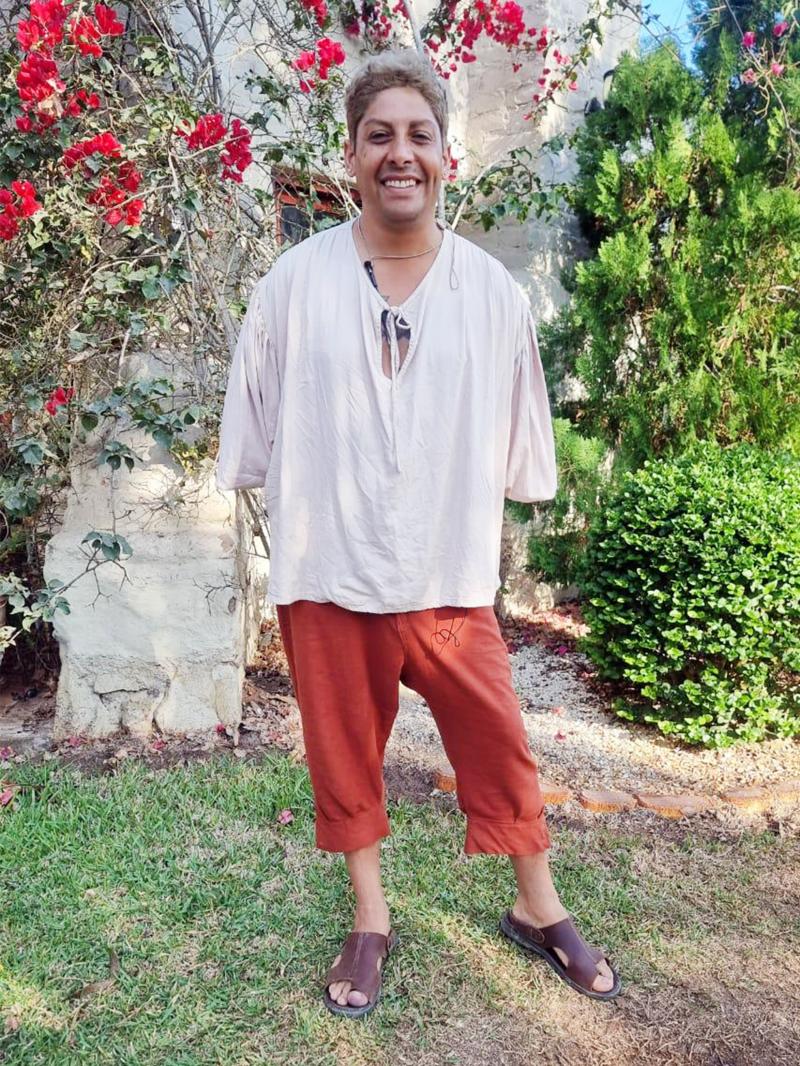 Botota Fox posa como sirviente en Ganar o Servir