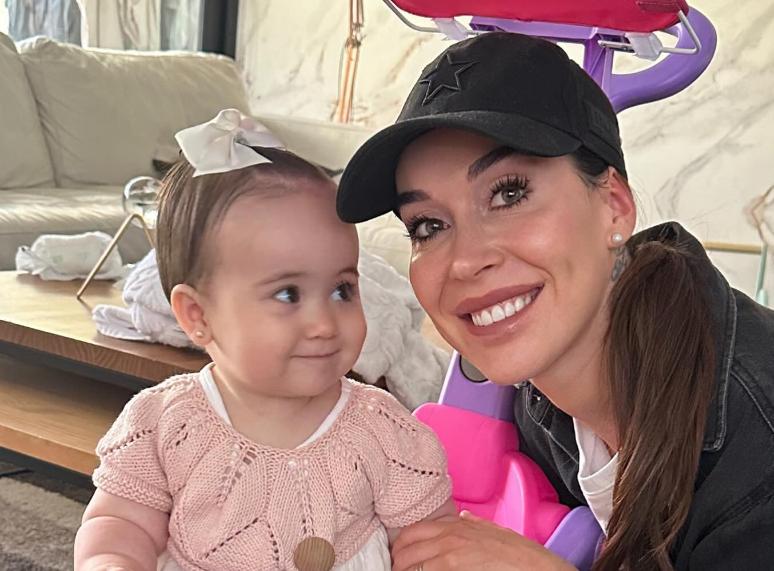 Vale Roth junto a su pequeña hija Antonia.