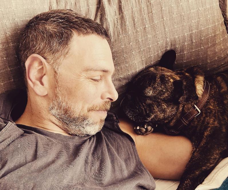 José Antonio Neme compartió desgarrador mensaje tras el fallecimiento de su perrito Duque.