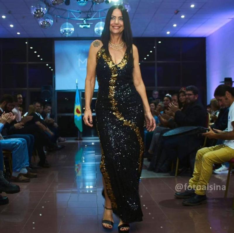 Abogada de 60 años sorprende con su belleza