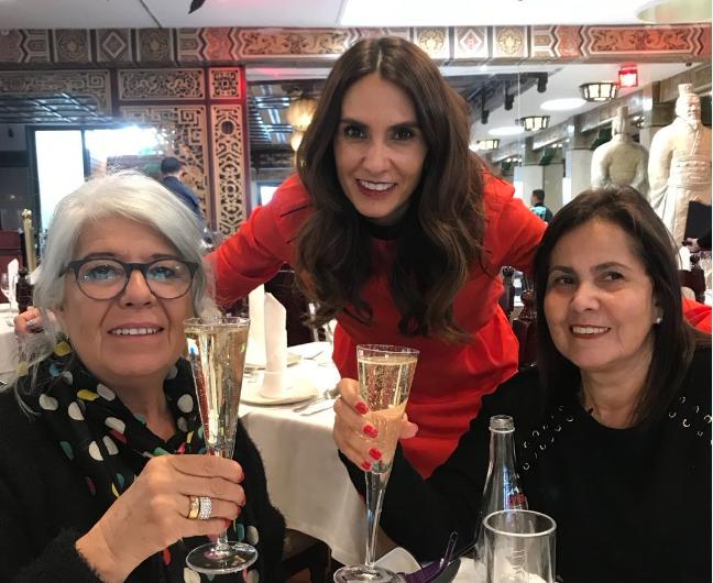 Yasmín Vásquez pidió orar por la salud de madre, quien se encuentra en la UTI.