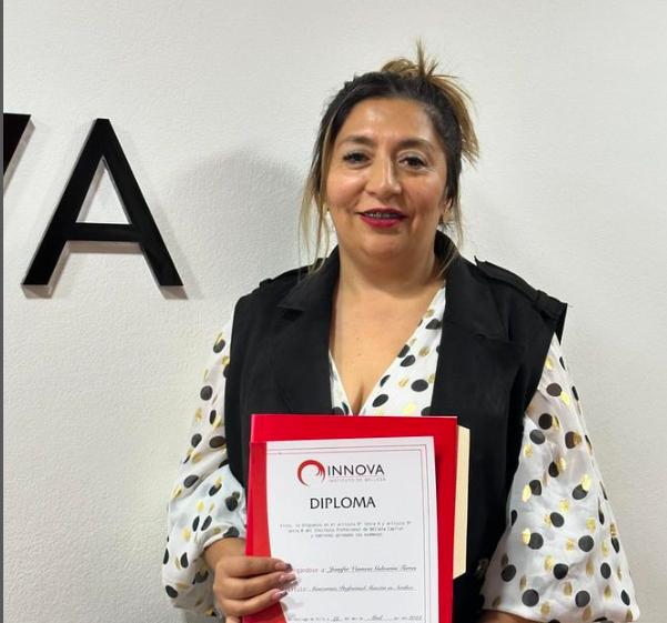 Pincoya celebró que se convirtió en manicurista profesional.