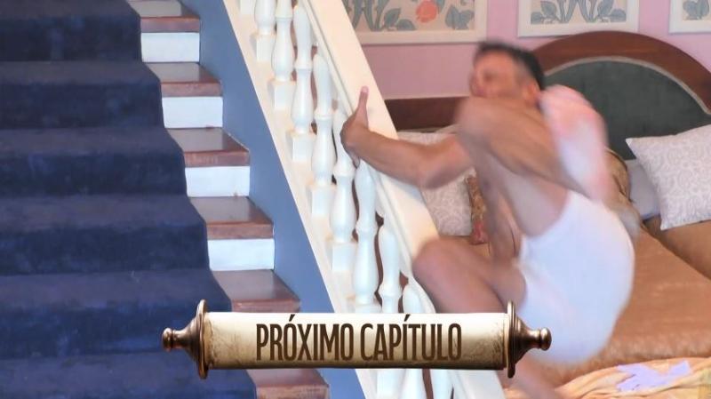 Claudio se cae de la baranda de la escalera de Ganar o Servir