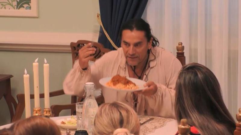 Coca Mendoza come fideos en Ganar o Servir