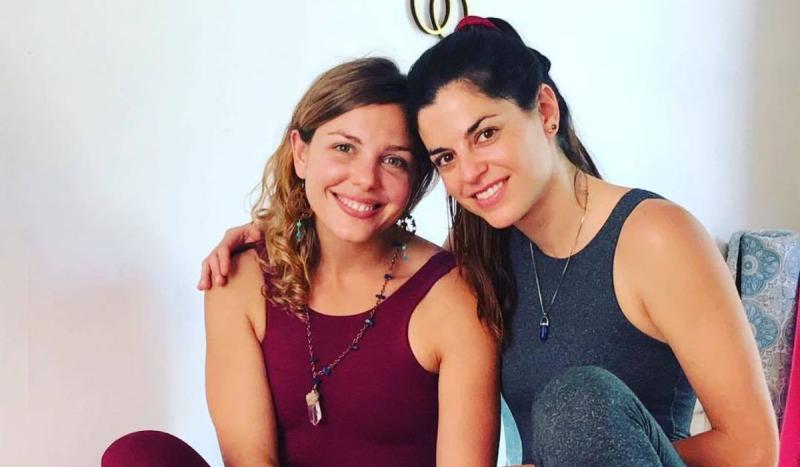 Las actrices Antonella Orsini y Catalina González dedicadas a la yoga